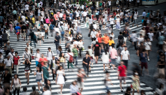 persone che attraversano la strada